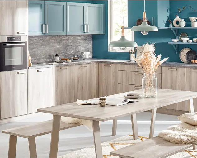 Helle Wohnküche mit blauen Fronten, Holzoptik und großem Esstisch. Skandinavisches Küchendesign mit offenen Regalen, moderner Beleuchtung und harmonischer Farbgestaltung für Familien und Genießer.